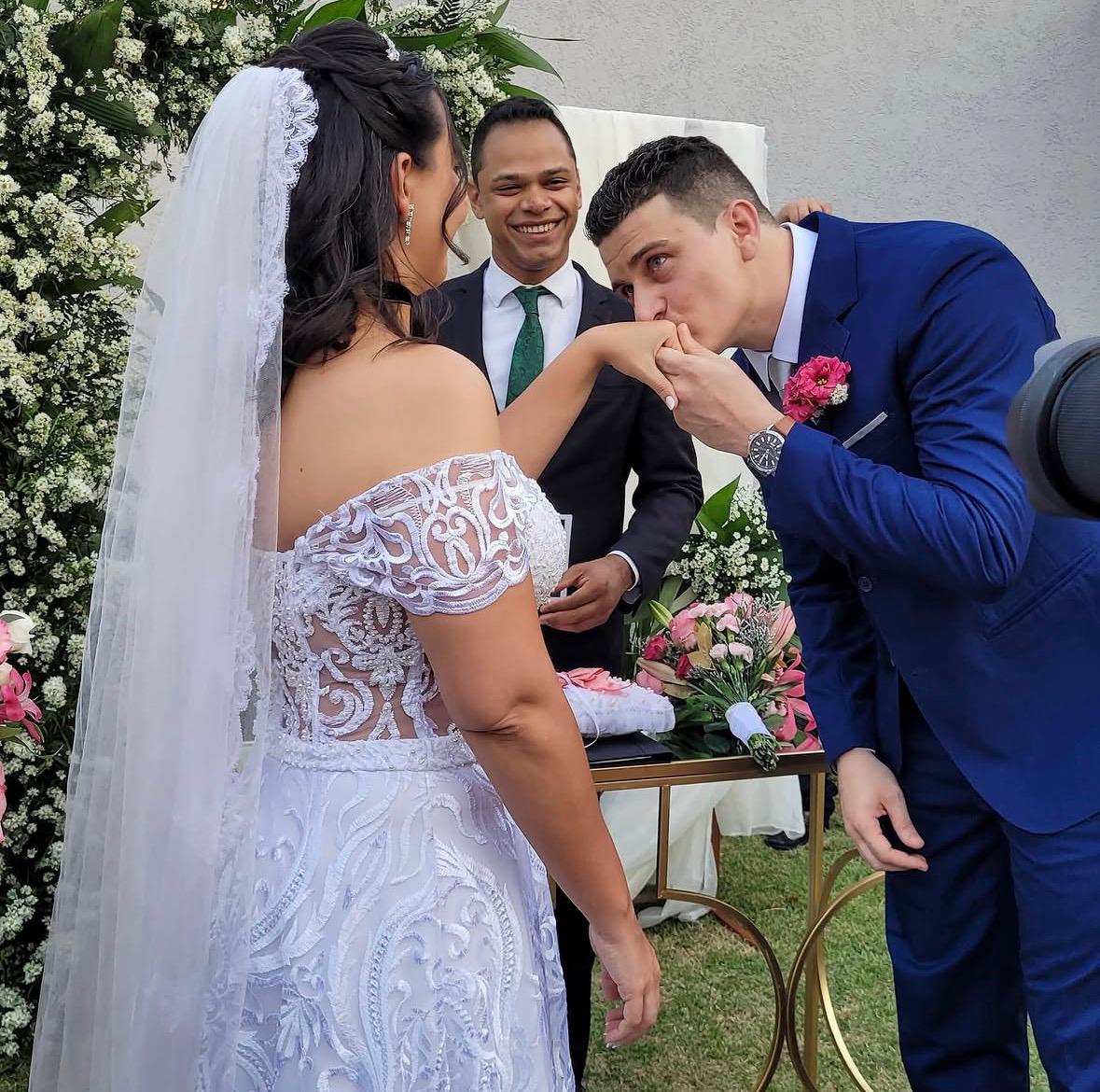 Casal durante cerimônia celebrada por Michel Tavares